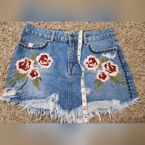 Free People ‘Wild Rose Ember’ Distressed Floral Embroidered Mini Skirt- Size 28 - Picture 9 of 11
